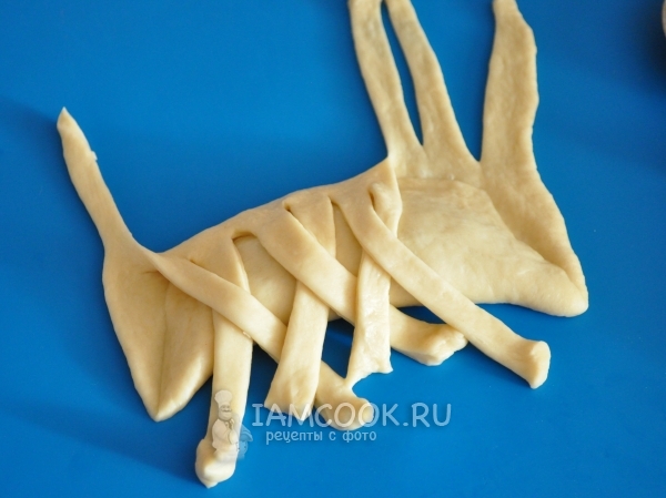 Украсить пирожок полосками