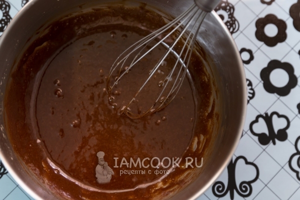 Добавить растопленный шоколад