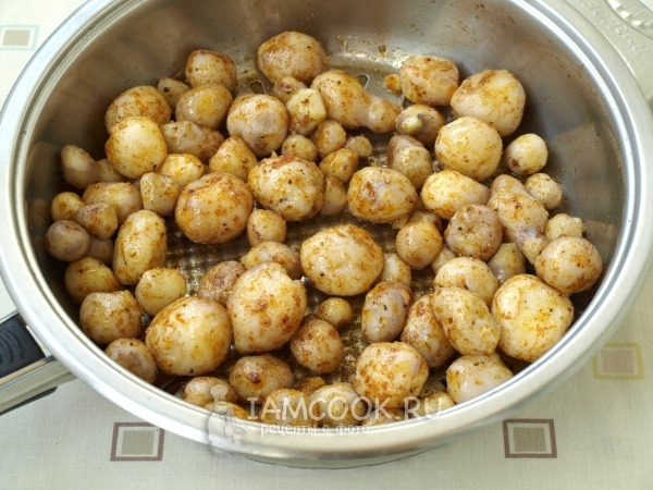 Обжарить картофель со специями