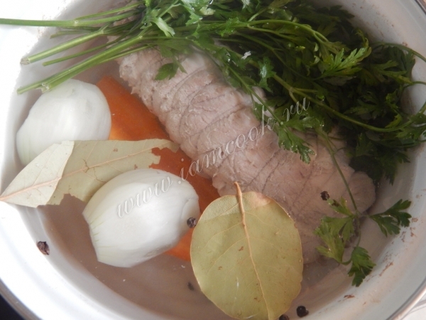 Мясо положить кастрюлю с водой