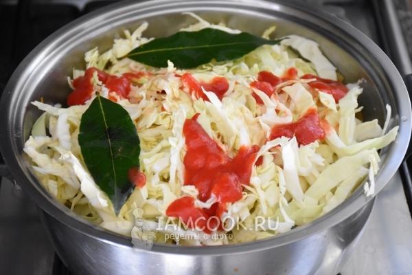 Положить капусту, томатную пасту и лавровый лист
