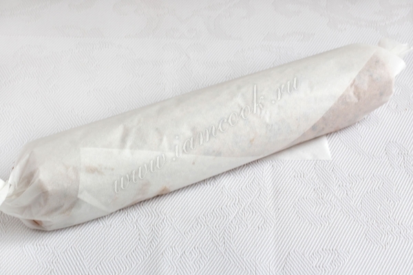 Обернуть рулет в бумагу