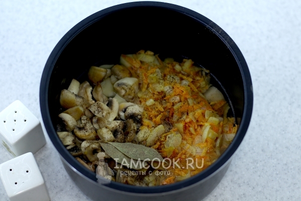 Влить воду и положить специи