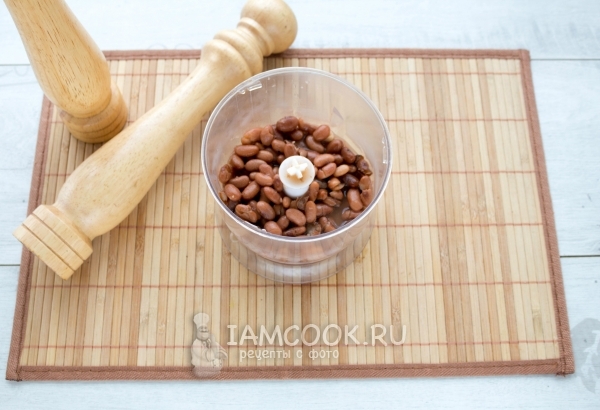 Положить фасоль в блендер