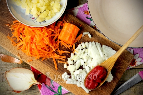 Потереть морковь и нарезать лук