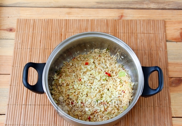 Положить чеснок