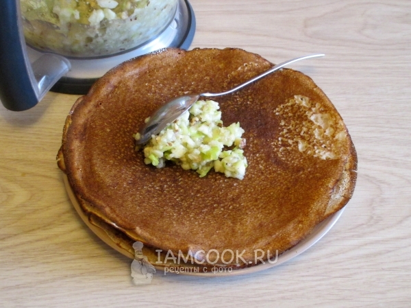 Положить начинку на блин