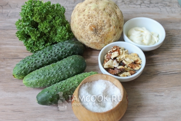 Ингредиенты для салата с сельдереем, орехами и огурцом