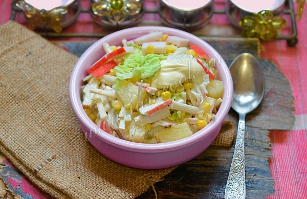 Фото-рецепт салата с капустой и крабовыми палочками