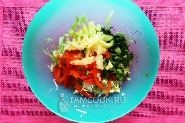 Добавить ананас, перец и зелень