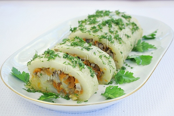 Рулет из картофеля с грибами и морковью