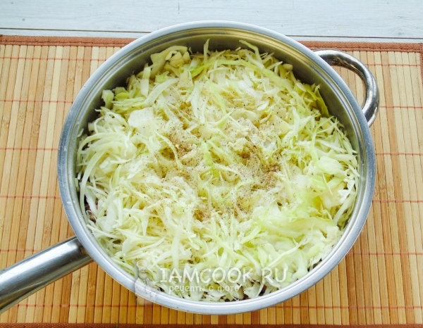 Добавить капусту, соль и специи