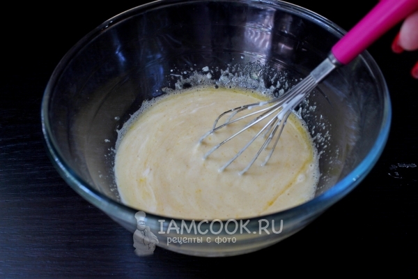 Смешать яйца, творог и крахмал