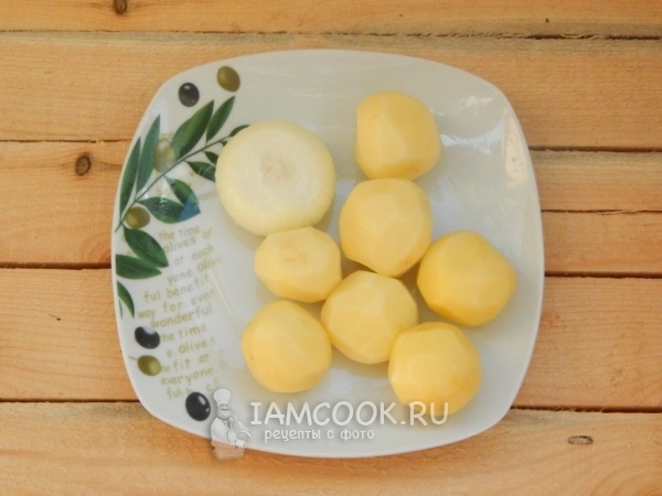 Почистить картофель и лук