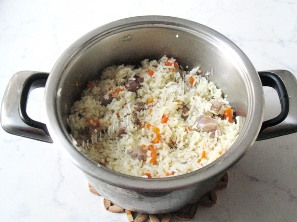 Фото диетического плова в кастрюле