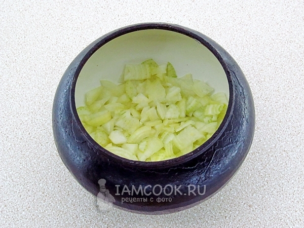 Положить в горшочек лук