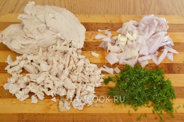 Порезать куриное филе, лук и укроп