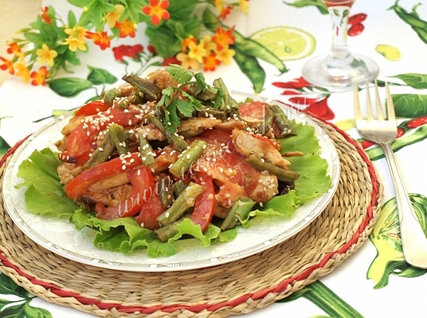 Теплый салат из курицы, томатов и фасоли