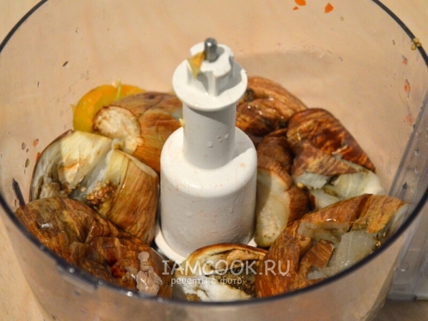 Положить перец и баклажан в блендер