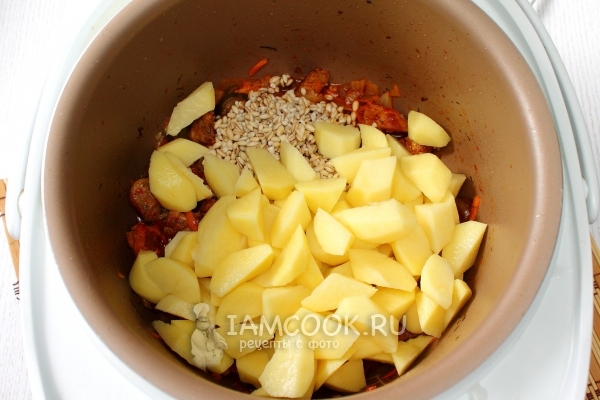 Положить картофель и перловку