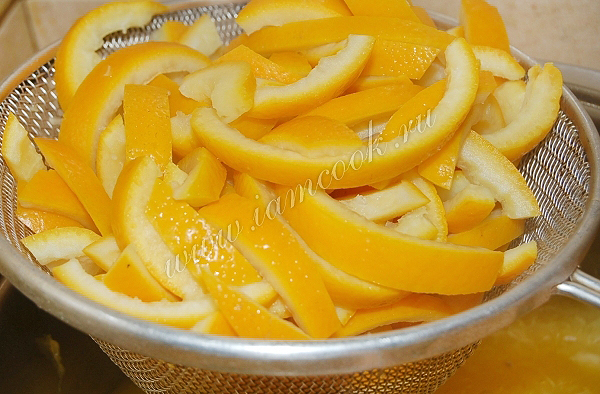 Опускаем корки в сироп