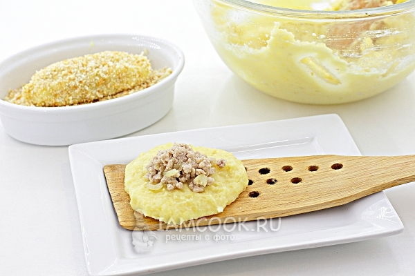 Положить на картофель мясную начинку