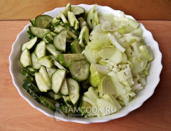Порезать лук и огурцы
