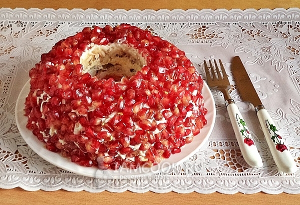 Готовый салат «Гранатовый браслет» без свёклы