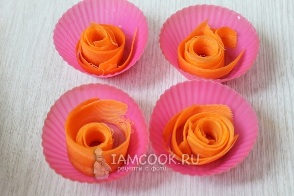 В форму положить морковь