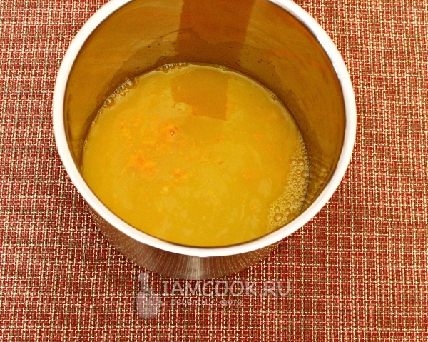 Положить цедру и нагреть сок