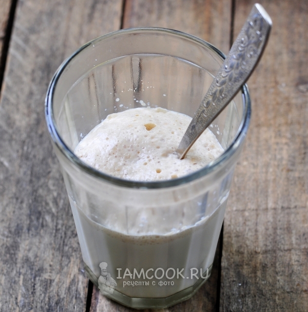 Смешать молоко, дрожжи и сахар