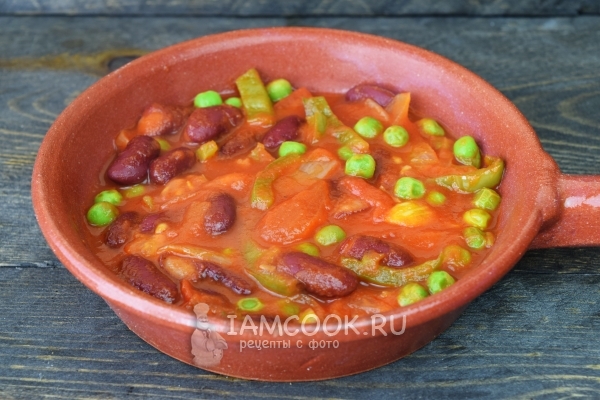 Положить овощи в соусе в форму