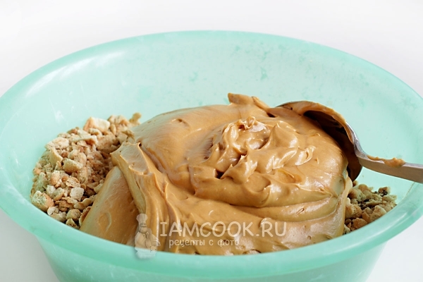 Смешать крем с печеньем