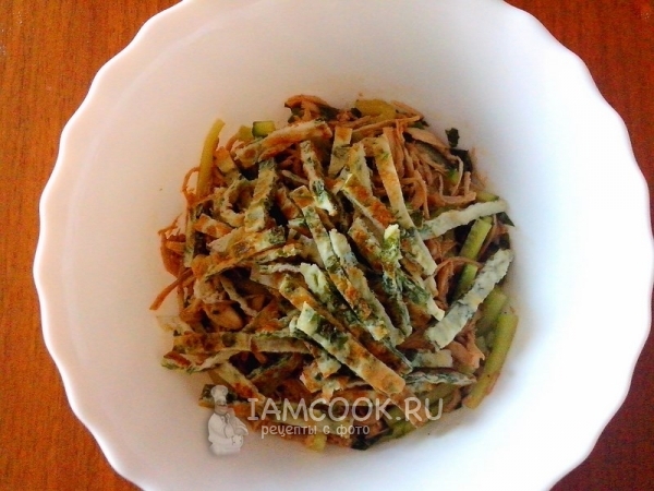 Положить омлет к огурцу с мясом