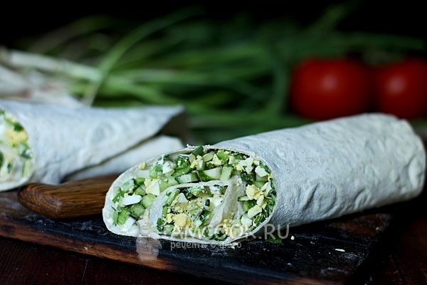 Фото рулета из лаваша с зелёным чесноком