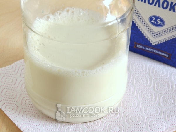 Влить в банку молоко