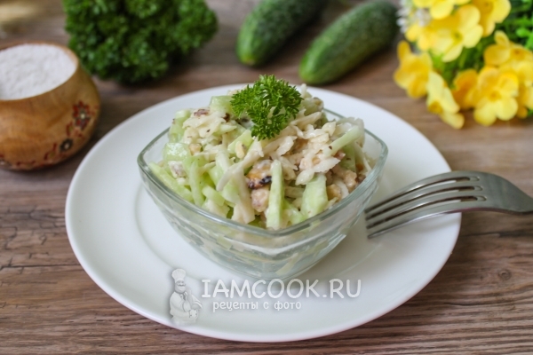 Фото салата с сельдереем, орехами и огурцом