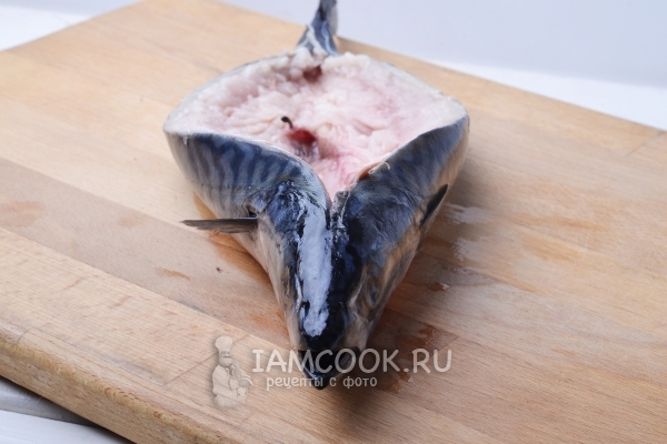 Разрезать рыбу вдоль