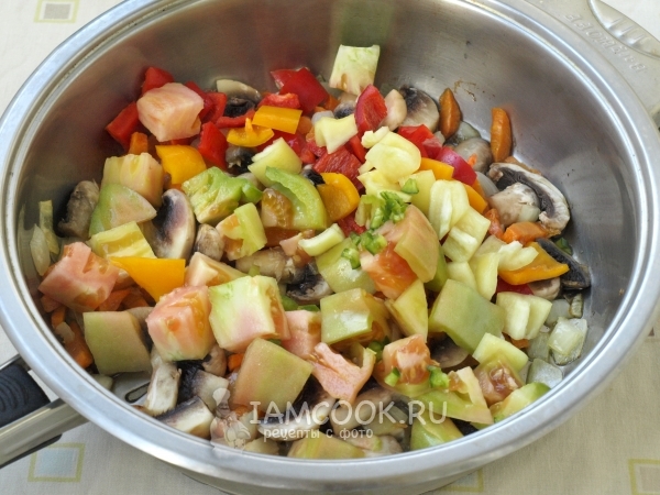 Добавить перец и помидоры