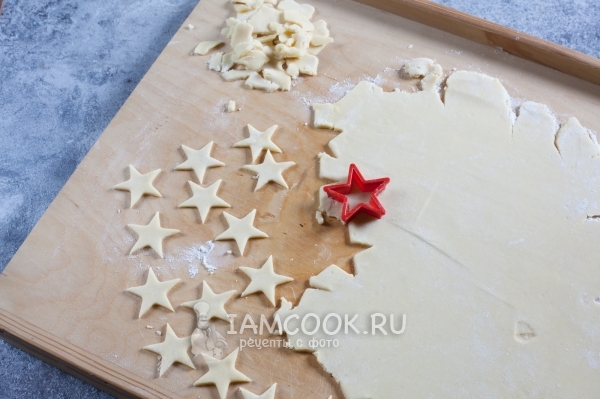 Вырезать из теста формочкой звездочки