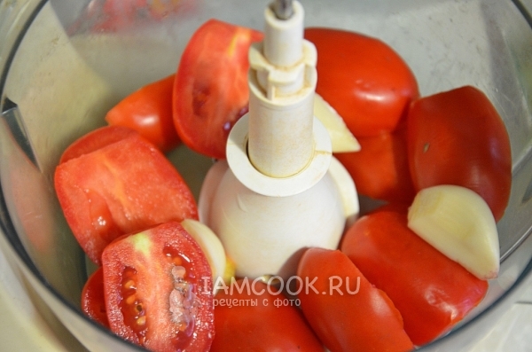Положить в блендер помидоры и чеснок