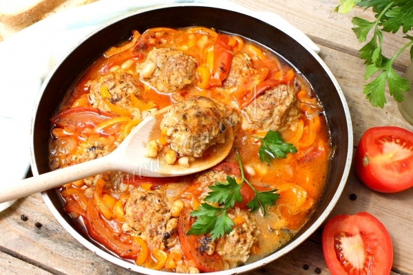 Фото тефтелей в томате с фасолью и перцем