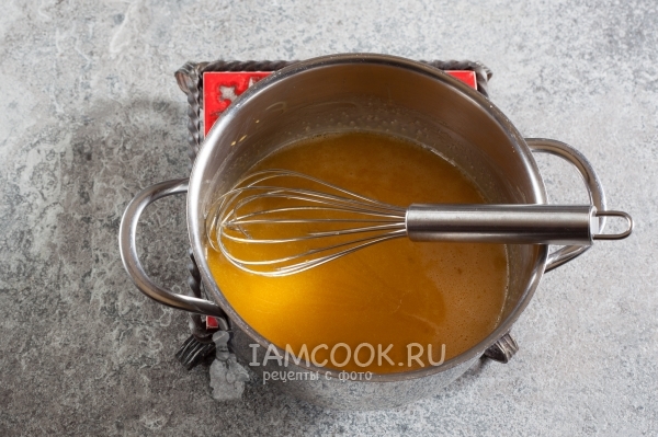 Влить желтки в сироп