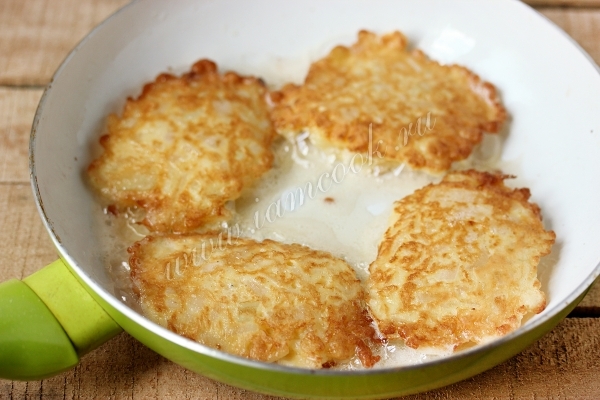 Луковые оладьи на сковороде