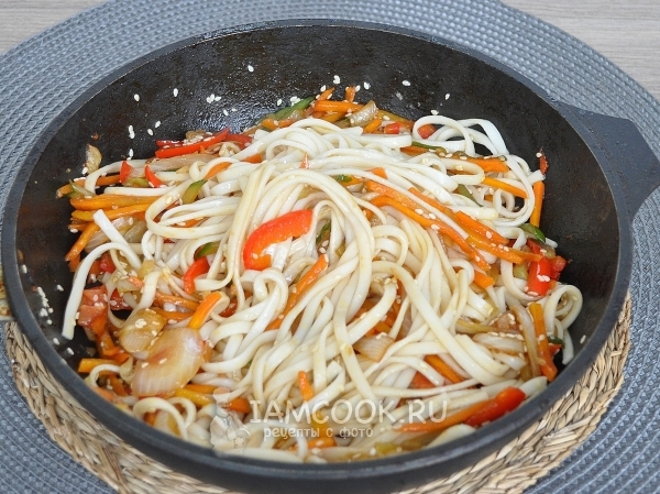 Готовая лапша удон с овощами