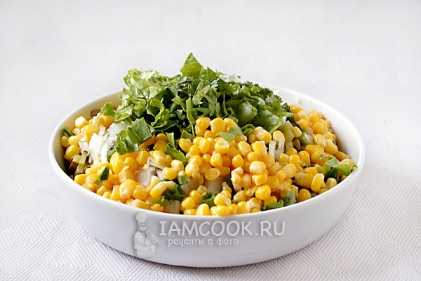 Положить кукурузу и зелень
