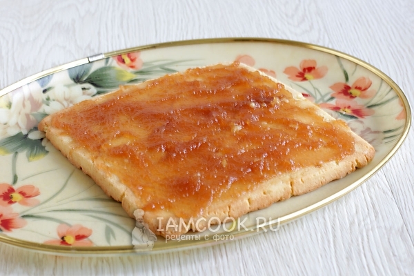 Намазали корж повидлом