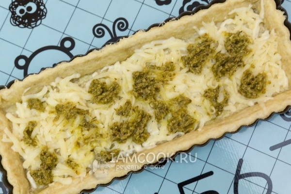 Положить сыр и песто