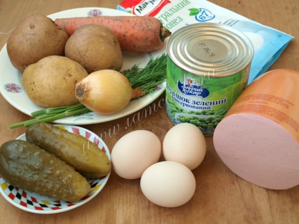 Ингредиенты для оливье с колбасой