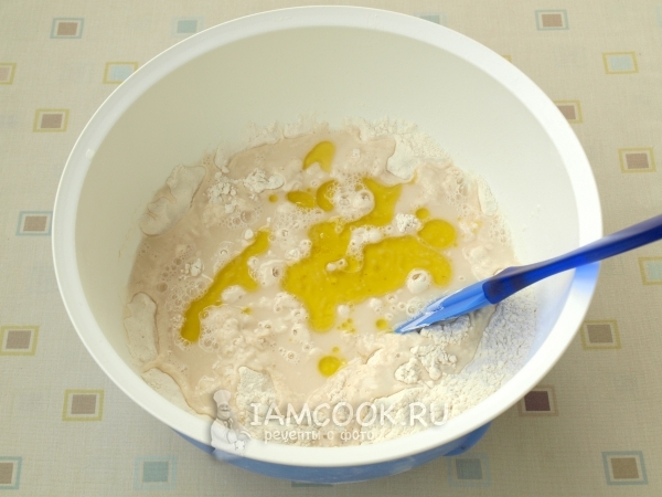 Влить воду и масло